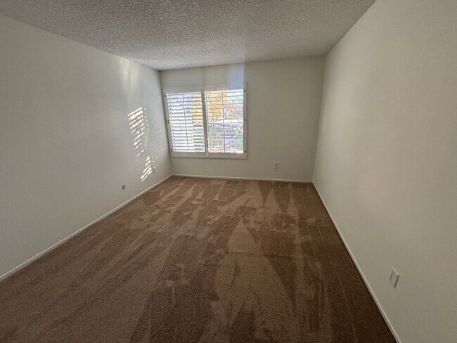 Building Photo - Charming 2-Bedroom Condo with Community Pool & Utilities Included in Newhall!