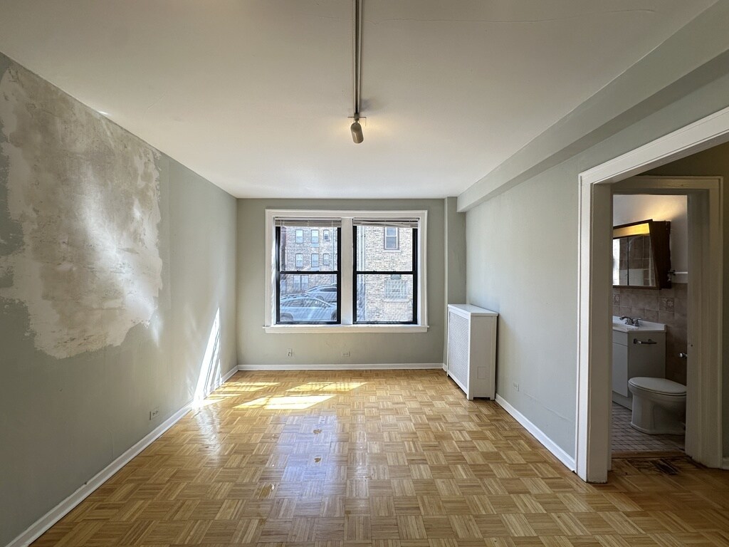 Building Photo - 739 W Belmont Ave