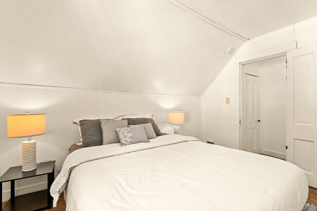 Building Photo - 4955 Hidden Hollow Rd