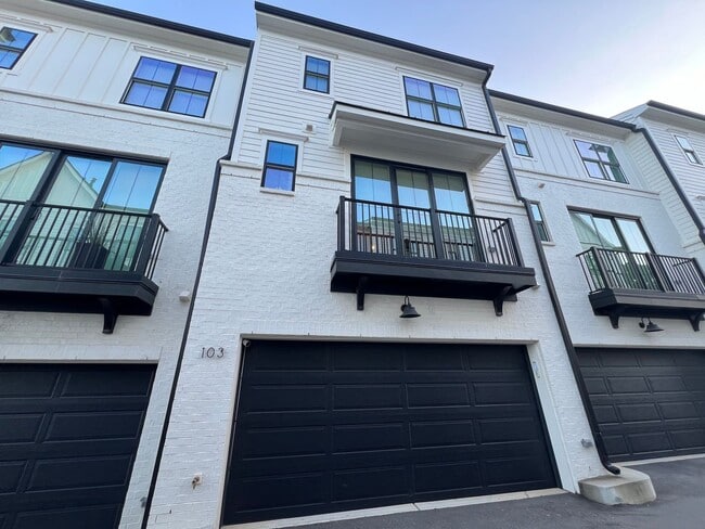 Building Photo - Stunning 3BD, 3.5BA Raleigh Townhome in a Walkable Community Near Tons of Shopping and Dining Opt...