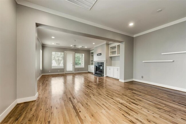 Building Photo - 5210 Lillian St