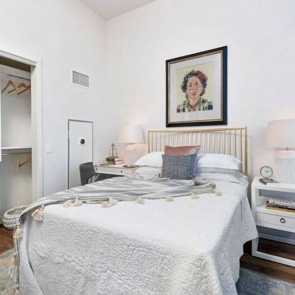 Building Photo - 343 W Chestnut St