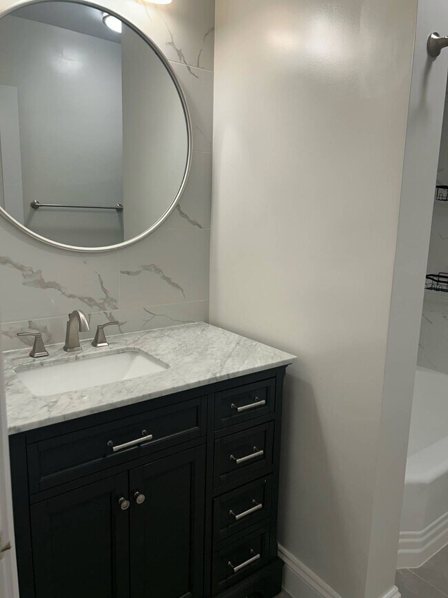 Building Photo - 260 Eastchester Rd