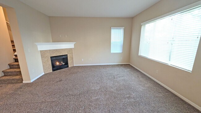 Building Photo - 4 bedroom 2.5 bathroom home