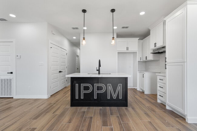 Building Photo - 318 W New Hampshire St