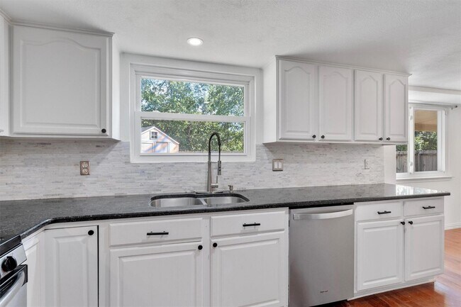 Building Photo - 9809 Meadowheath Dr