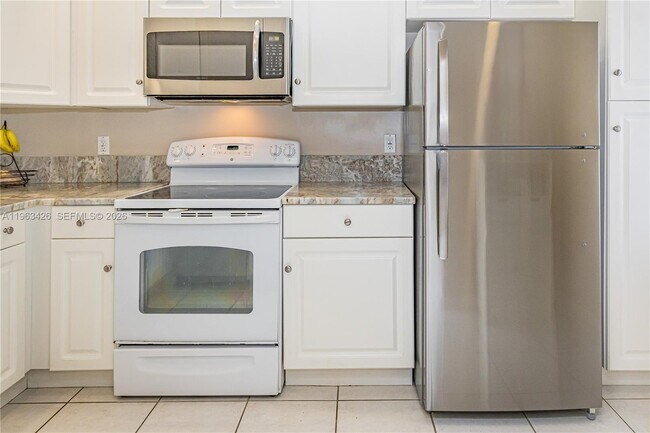 Building Photo - 1651 Hawthorne Pl