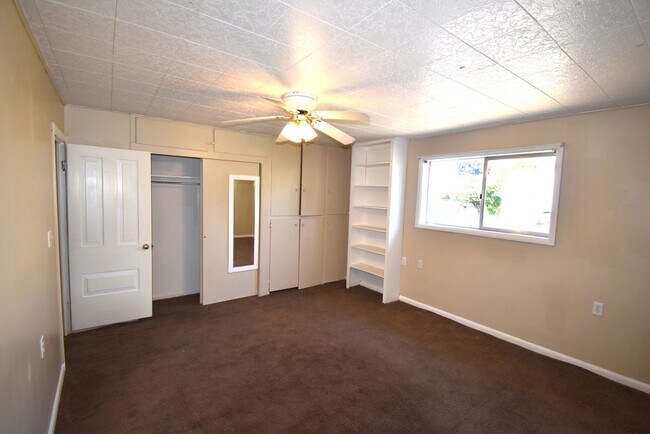 Building Photo - Cozy Home waiting for you.