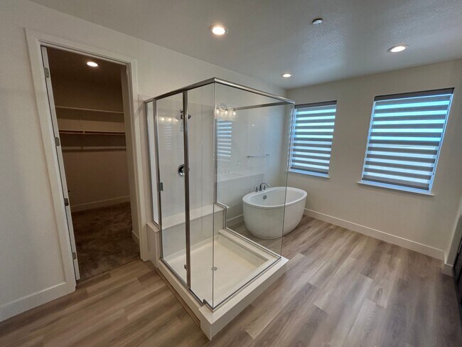 Building Photo - Spacious 4 Bed 2.5 Bath Home in Ellis with Solar!