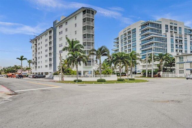 Building Photo - 720 Bayshore Dr