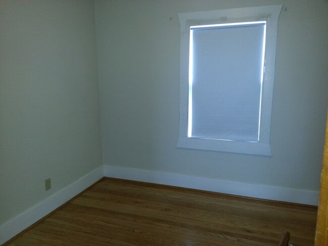 Building Photo - DOWNTOWN 4 BEDROOM DUPLEX!!!  4 bedroom duplex in DOWNTOWN IOWA CITY!