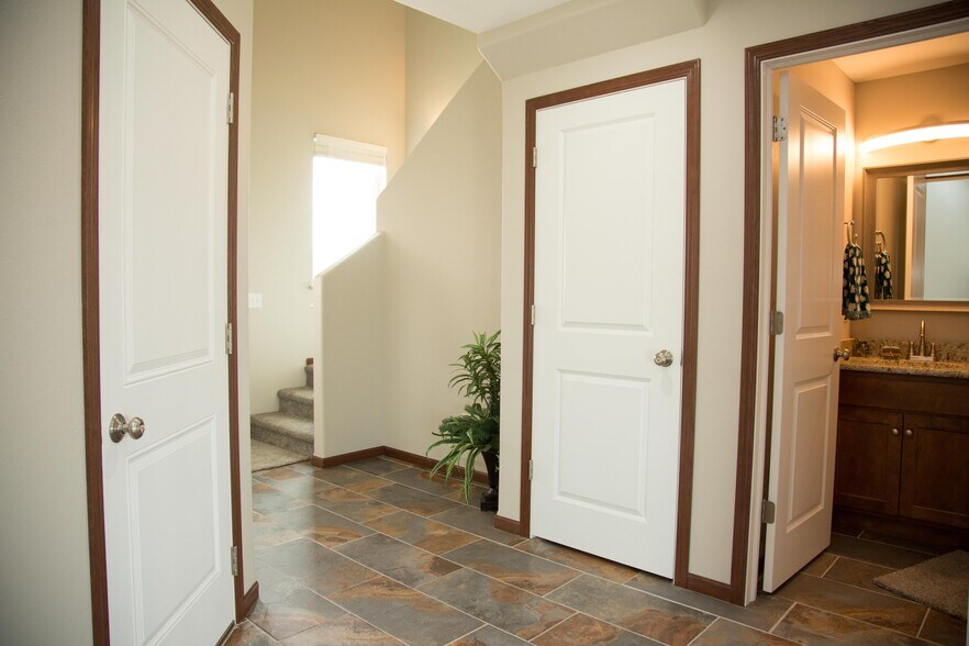 Building Photo - 6333 Pawnee Ln