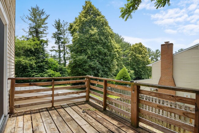 Building Photo - 3 to 4 Bed/3 1/2 Bath. Pet friendly.  Reserved Parking