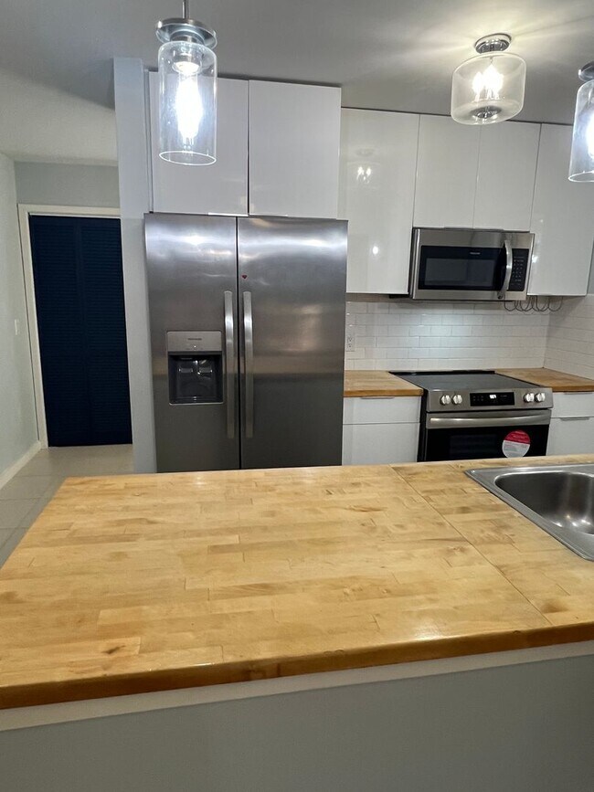Building Photo - Introducing a charming condo in the heart of Wilmington, NC.