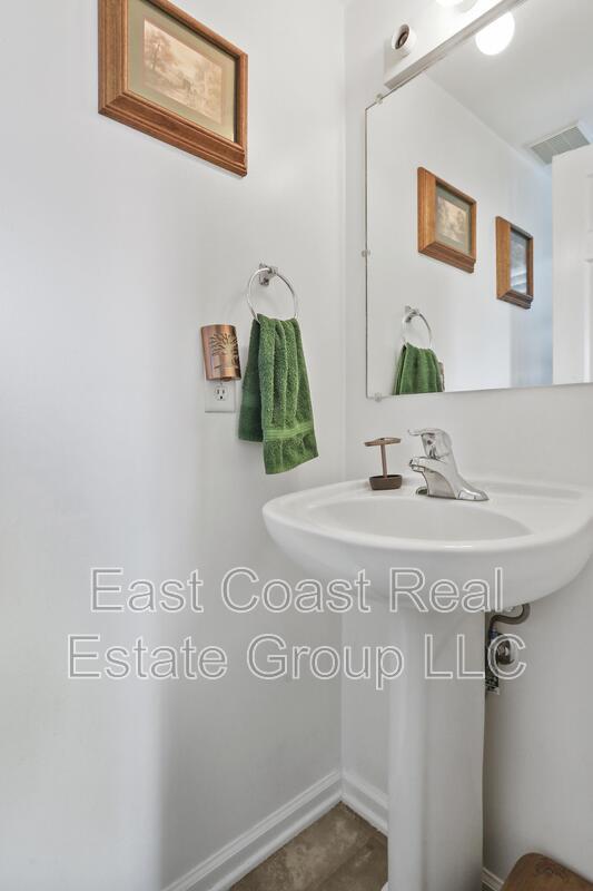 Building Photo - 121 E Rd