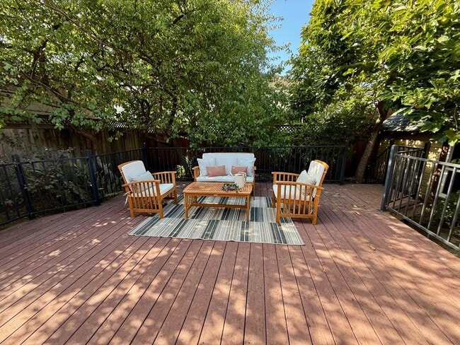 Building Photo - 2104 Carmelita Ave