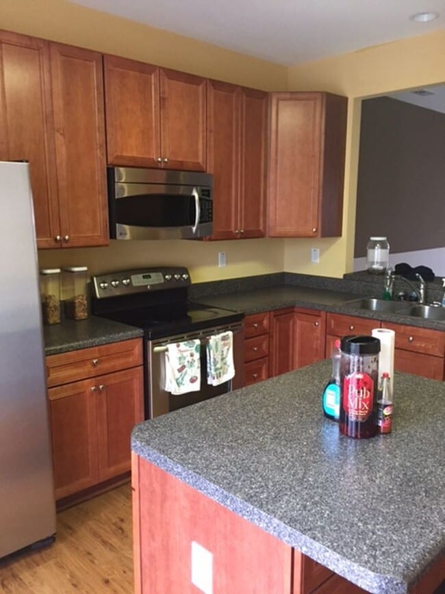 Building Photo - 3 BED / 2.5 BATH CONDO