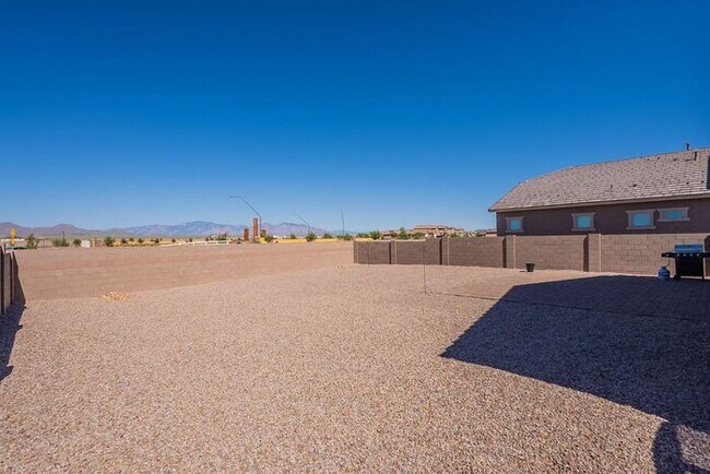 Building Photo - Bright & Spacious 4-Bed Home with 3-Car Ga...