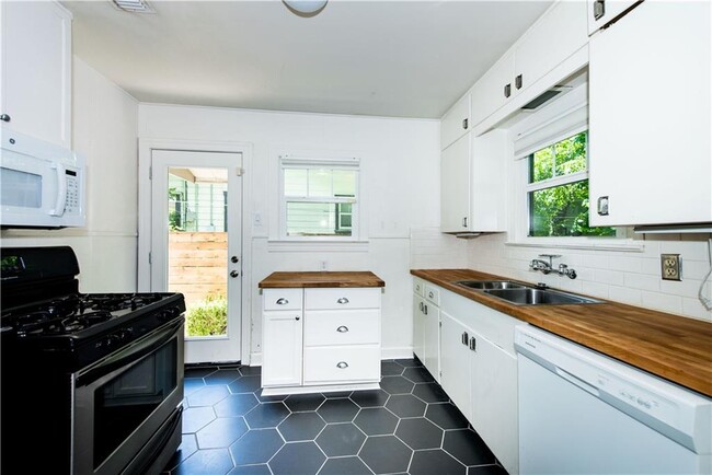 Building Photo - 906 E 53rd St