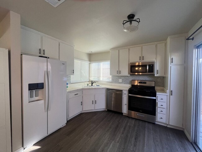 Building Photo - 3 Bed 2 Bath House located in the Heart of Tehachapi! Available 3/1/2026!