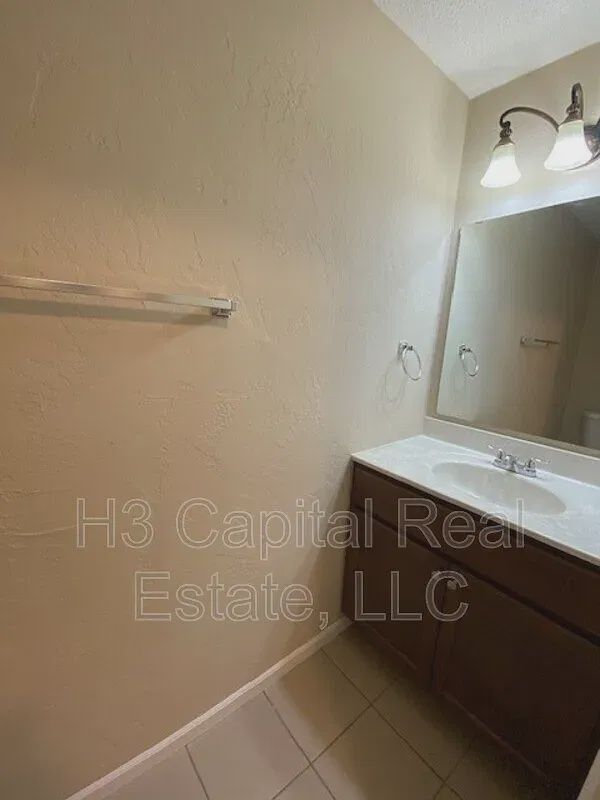 Building Photo - 112 Sunnyside St