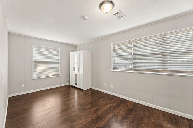 Building Photo - 8009 Northbrook Dr