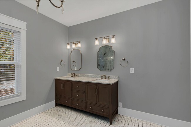 Building Photo - Total remodeled East Nashville Beauty!