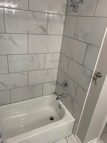 Bedroom 1 bathtub/shower - 1713 Burney Branch Dr