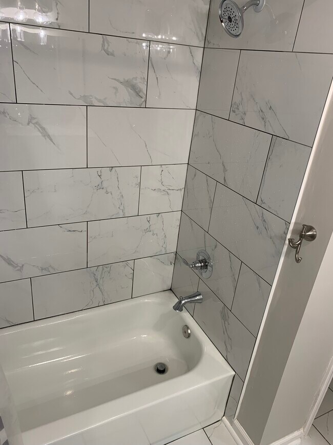 Bedroom 1 bathtub/shower - 1713 Burney Branch Dr