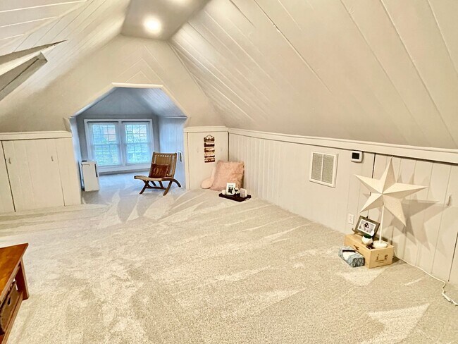 Building Photo - Charming Larchmont 4 Bedroom - 2 Sun Rooms...