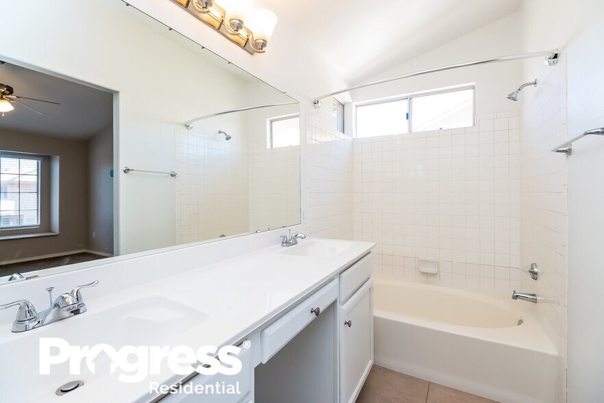 Building Photo - 1130 N Leoma Ln