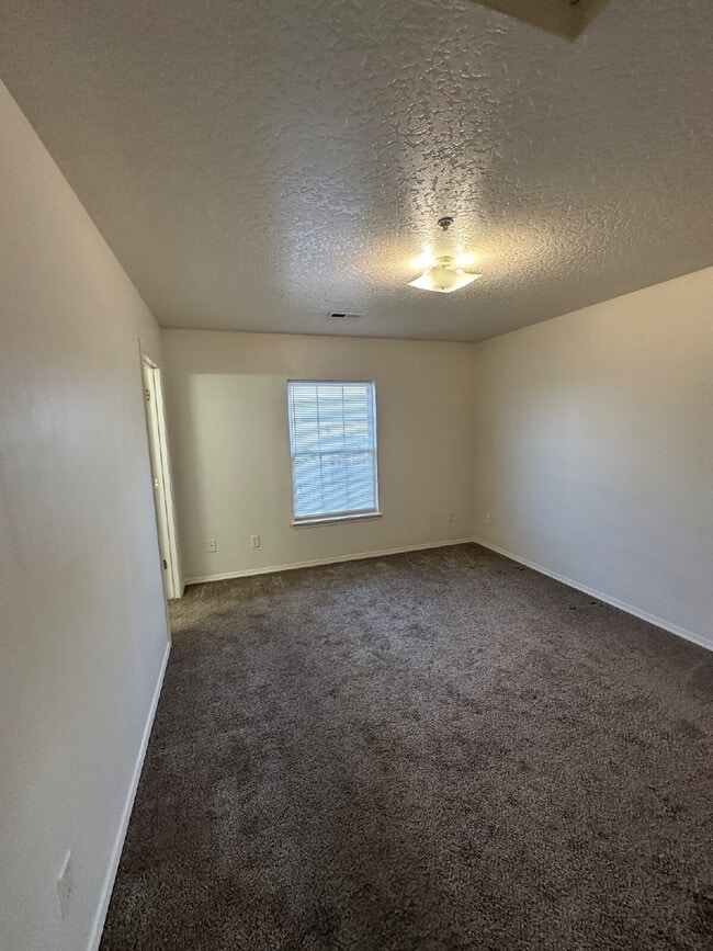 Building Photo - 112 Davis Ave