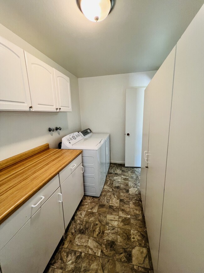 Building Photo - 500 River Oaks Dr