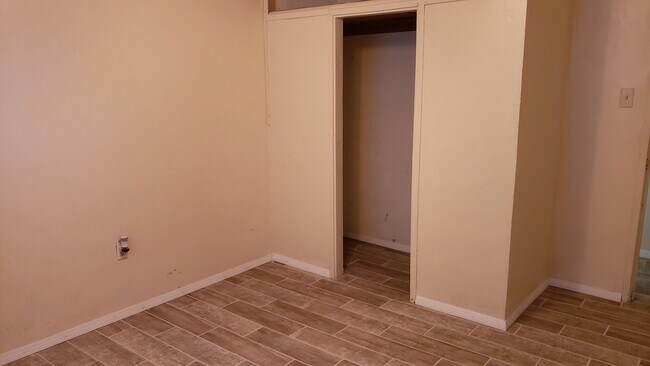 Building Photo - 930 S Dora Ave