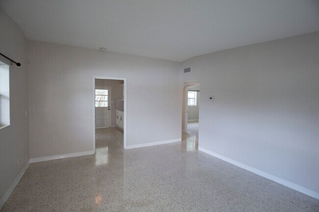Building Photo - 2510 Roxbury Rd