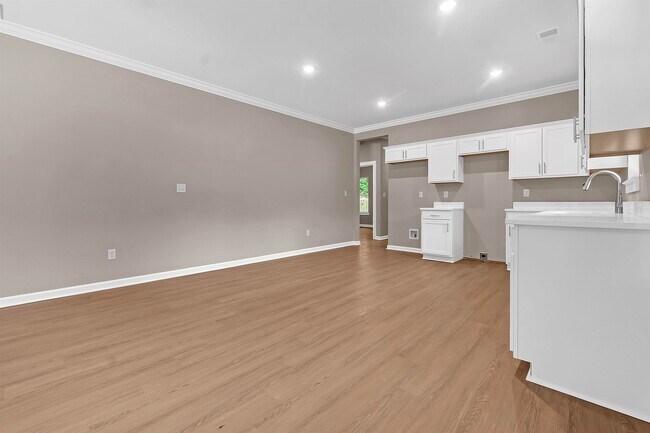 Building Photo - 557 Lundee St
