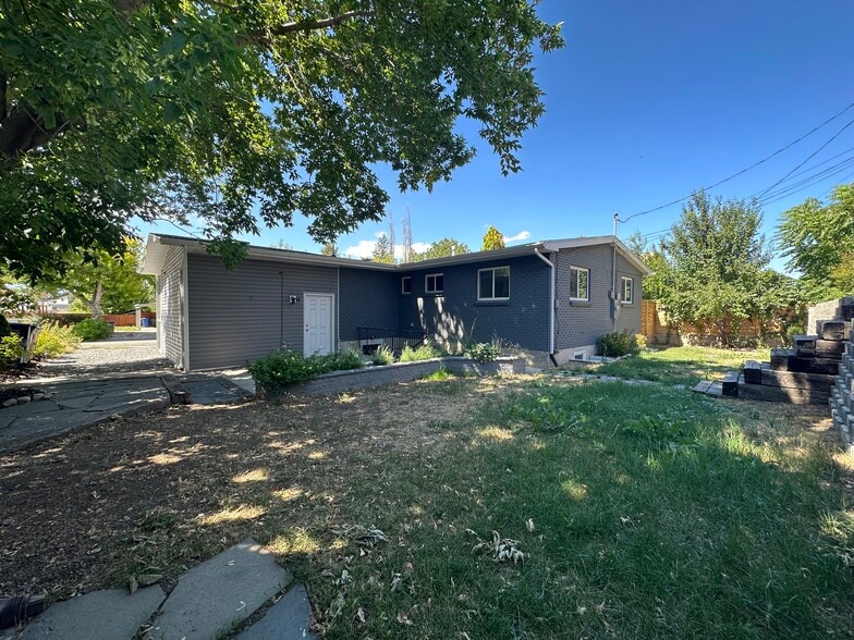 Shared Backyard West - 2647 S Jasper St
