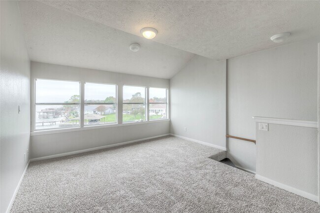 Building Photo - 445 Carolcrest Ln