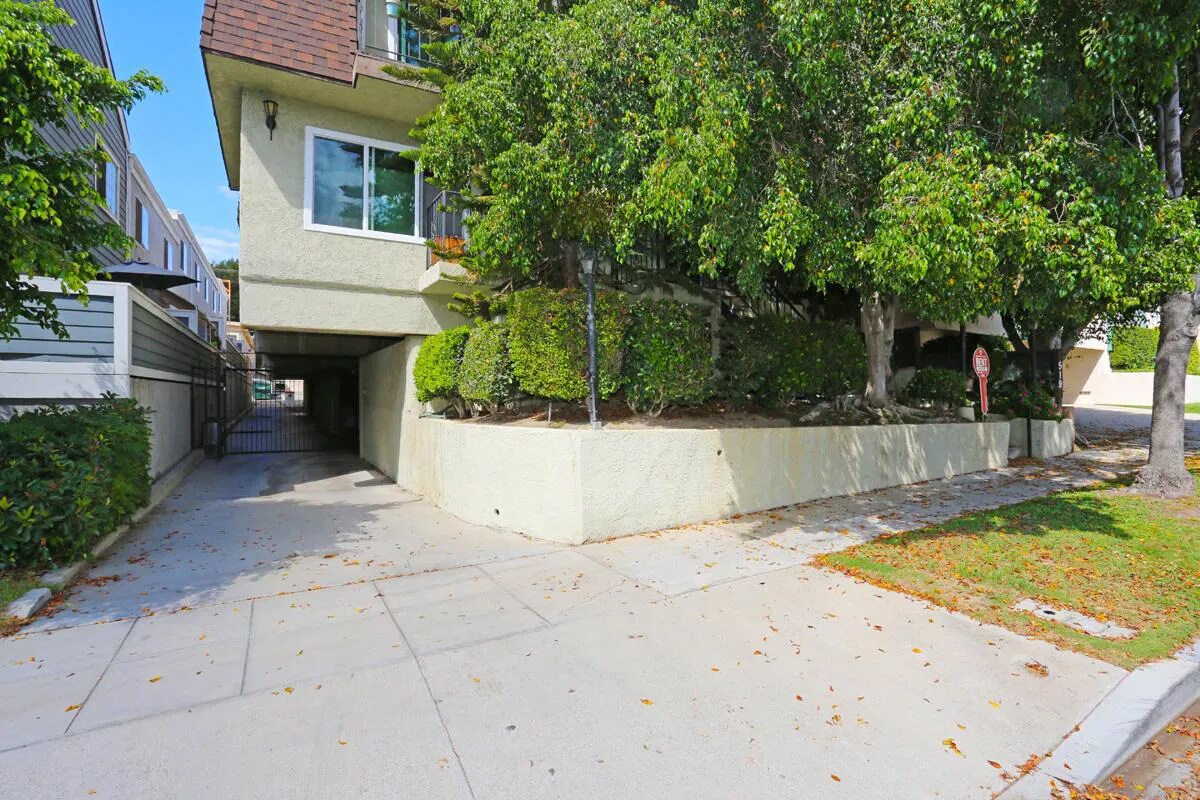 Building Photo - 519 E Providencia Ave