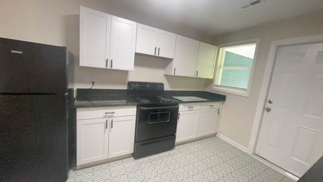 Building Photo - Convenient Columbia Living – Renovated Duplex Near Two Notch & Forest Dr