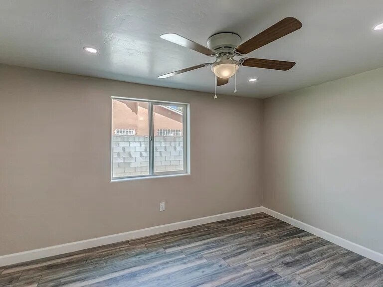 Building Photo - 405 E Mohave Rd