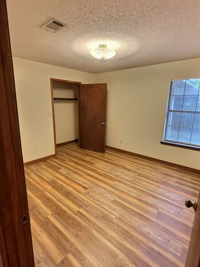 Building Photo - 1113 Hickory Dr
