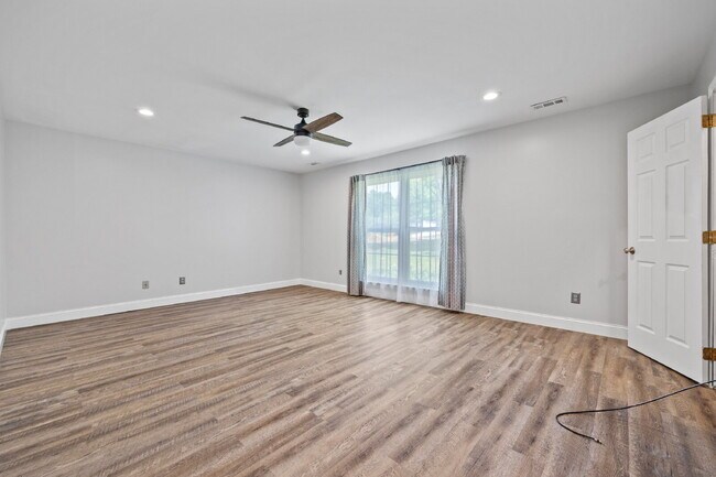 Building Photo - "Charming 4-Bedroom Haven in Charlotte's Heart with Spacious 2271 sq ft Living!"