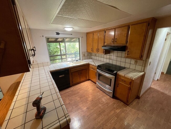 Building Photo - Paradise Oasis-3 bed 2 bath home, Back yard, covered deck, garage, no cats