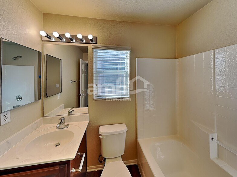 Building Photo - 10819 Hawthorne Berry St