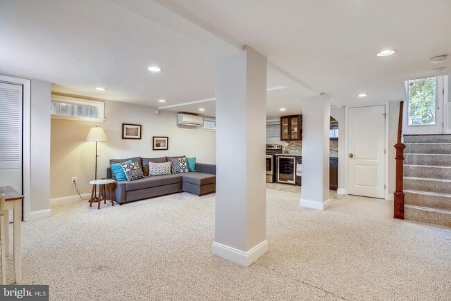 Building Photo - 905 Quackenbos St NW