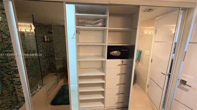 Building Photo - 100 Bayview Dr