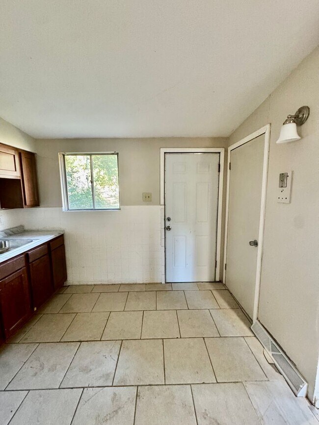 Building Photo - Charming 3-bedroom!