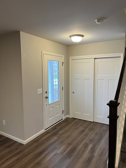 Entrance area w/ large closet - 1059 Okeeffe Ave