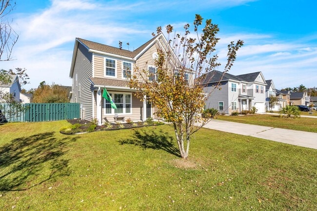 Building Photo - Stunning 4 Bed/2.5 Bath home in Creekside